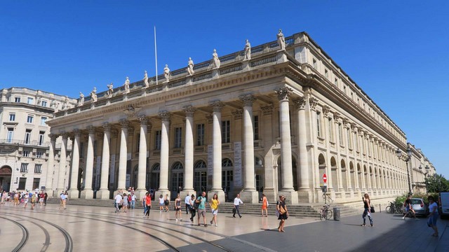 Grand-Theatre y la Place de la Comédie