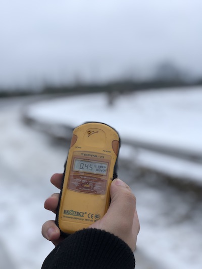 dosímetro cerca del sarcófago del reactor en chernobyl