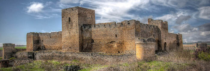 entrada al castillo de trigueros del valle