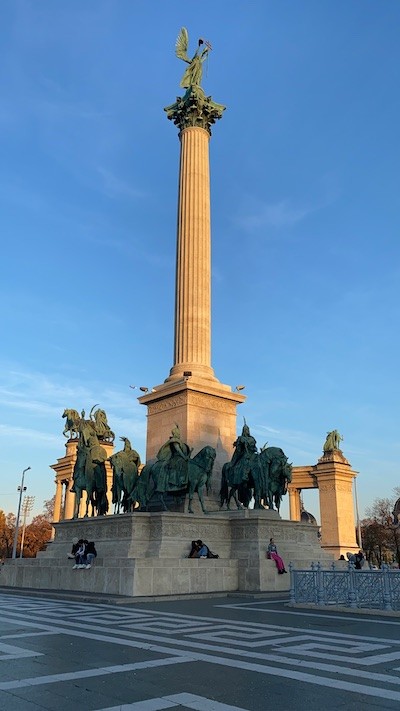 monumento de la plaza de los heroes