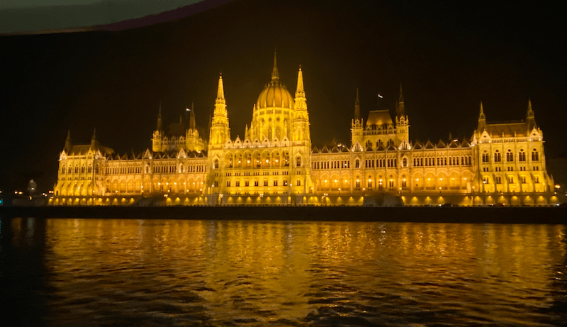 vistas del parlamento desde el crucero por el danubio