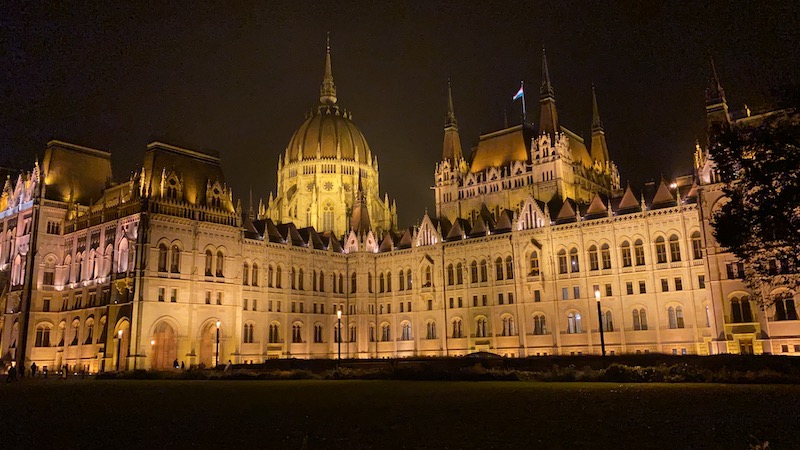 parlamento budapest noche trrasera